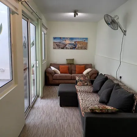 Daire Spacious 3 Bedroom Near The Sea