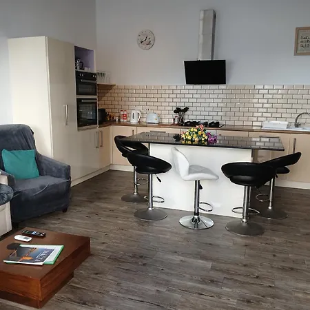 Spacious 3 Bedroom Near The Sea