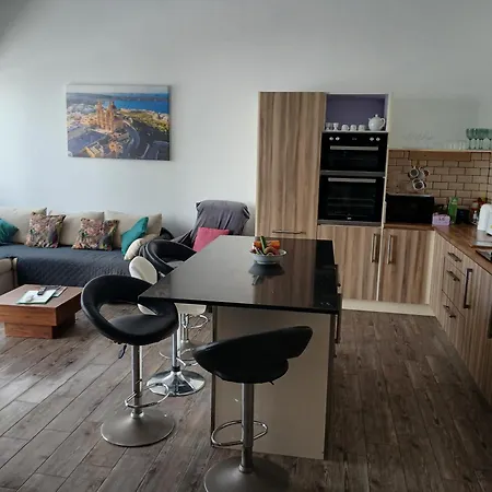 Spacious 3 Bedroom Near The Sea