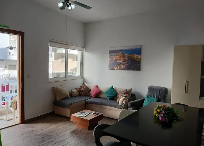 Апартаменты Spacious 3 Bedroom Near The Sea *