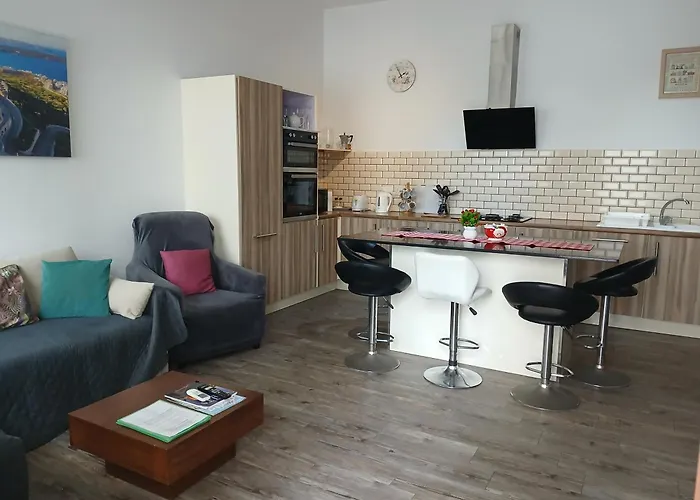 Spacious 3 Bedroom Near The Sea