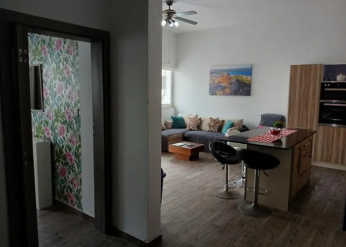 Spacious 3 Bedroom Near The Sea Апартаменты Сент-Полс-Бей