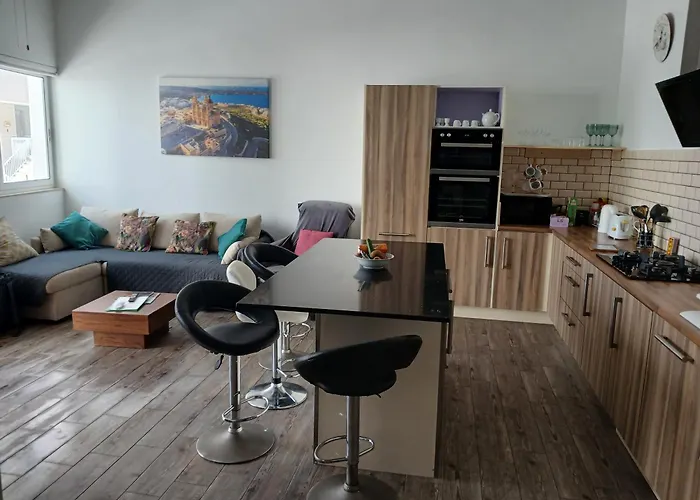 Spacious 3 Bedroom Near The Sea