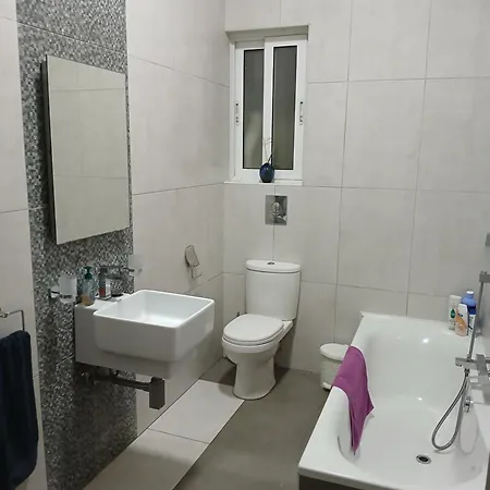 Spacious 3 Bedroom Near The Sea