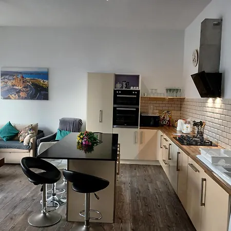 Spacious 3 Bedroom Near The Sea *