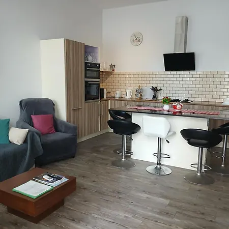 Spacious 3 Bedroom Near The Sea