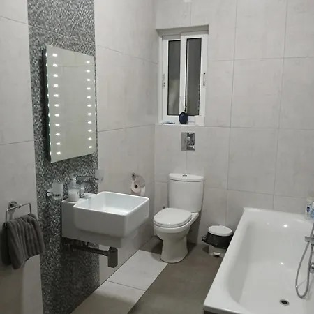 Large 3 Bedroom Near The Sea 圣保罗湾城