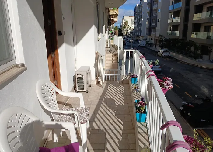 Spacious 3 Bedroom Near The Sea Apartment *