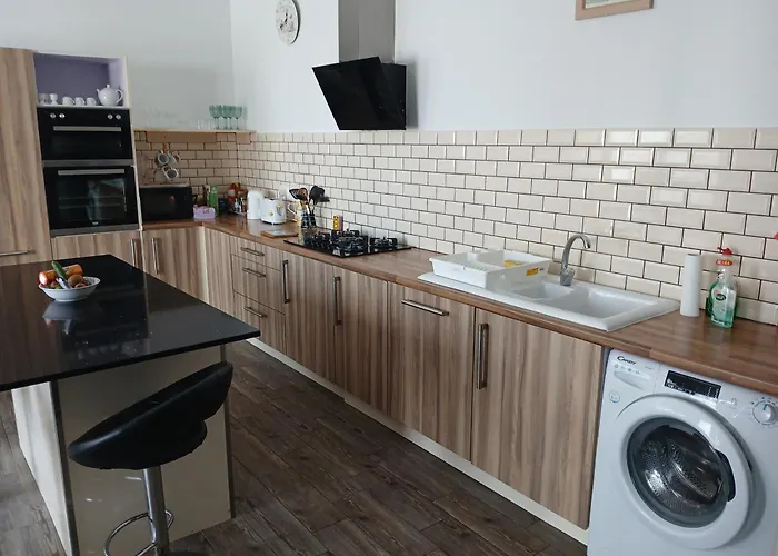 Spacious 3 Bedroom Near The Sea *