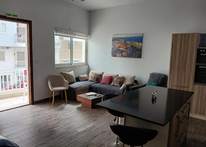 Spacious 3 Bedroom Near The Sea Apartment St. Paul's Bay