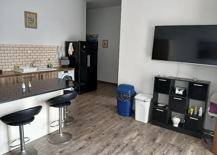 Spacious 3 Bedroom Near The Sea