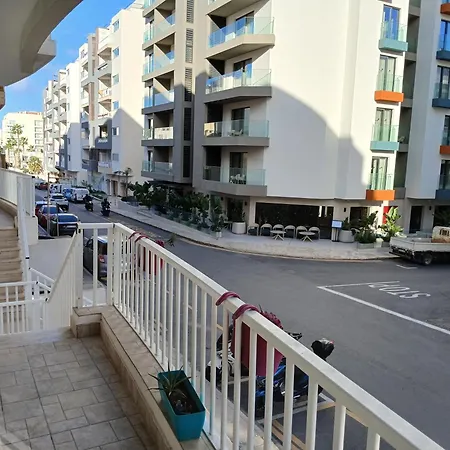 شقة Spacious 3 Bedroom Near The Sea *