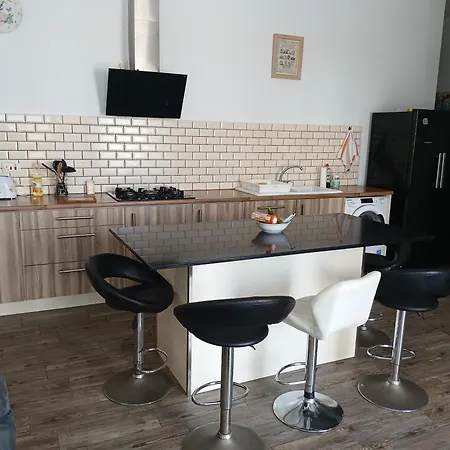 Apartment Large, Spacious 3 Bedroom Near The Sea *